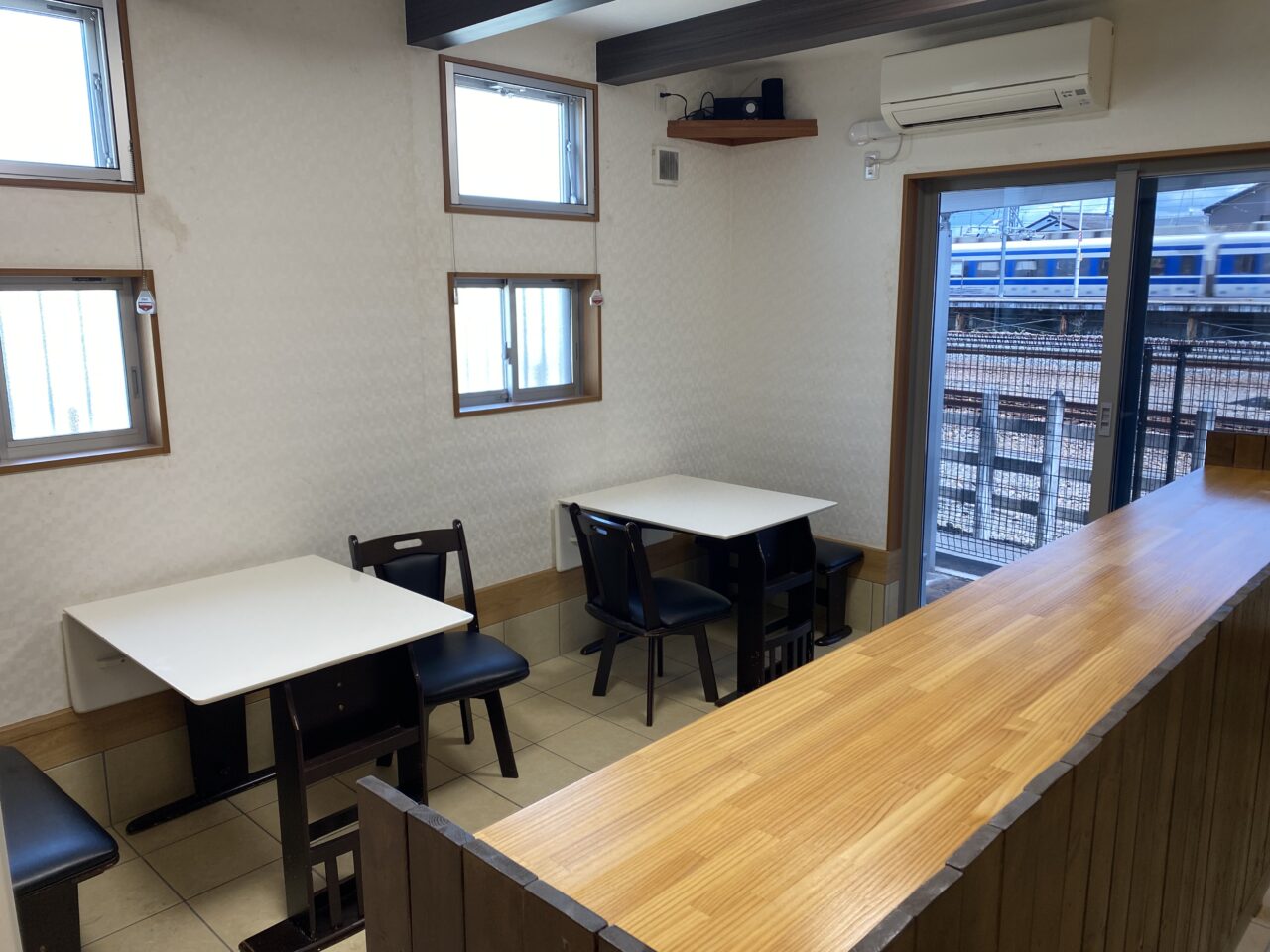 もっちり庵の店内（カウンター席とテーブル席）