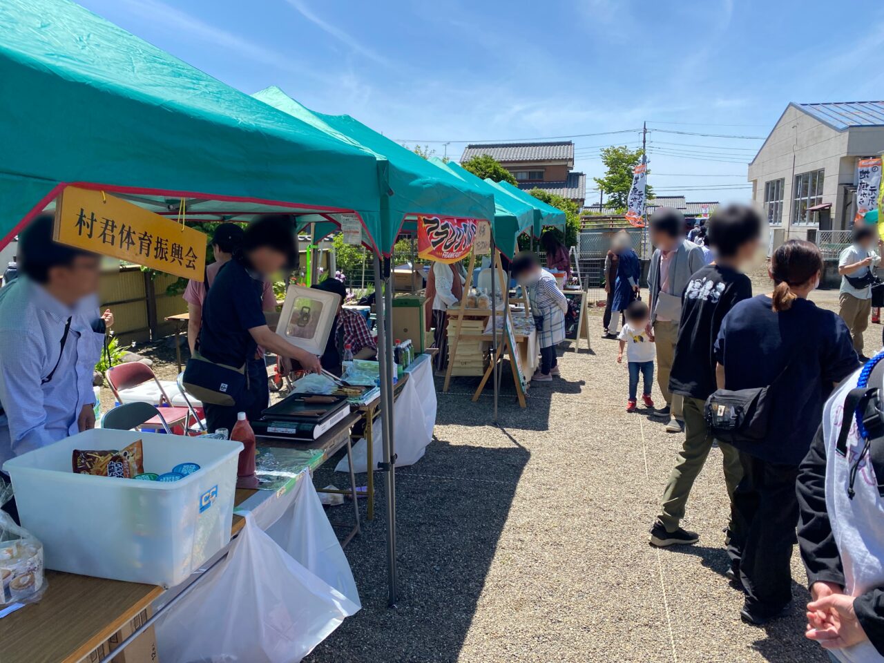 村君あおぞら市場の会場に並ぶ模擬店