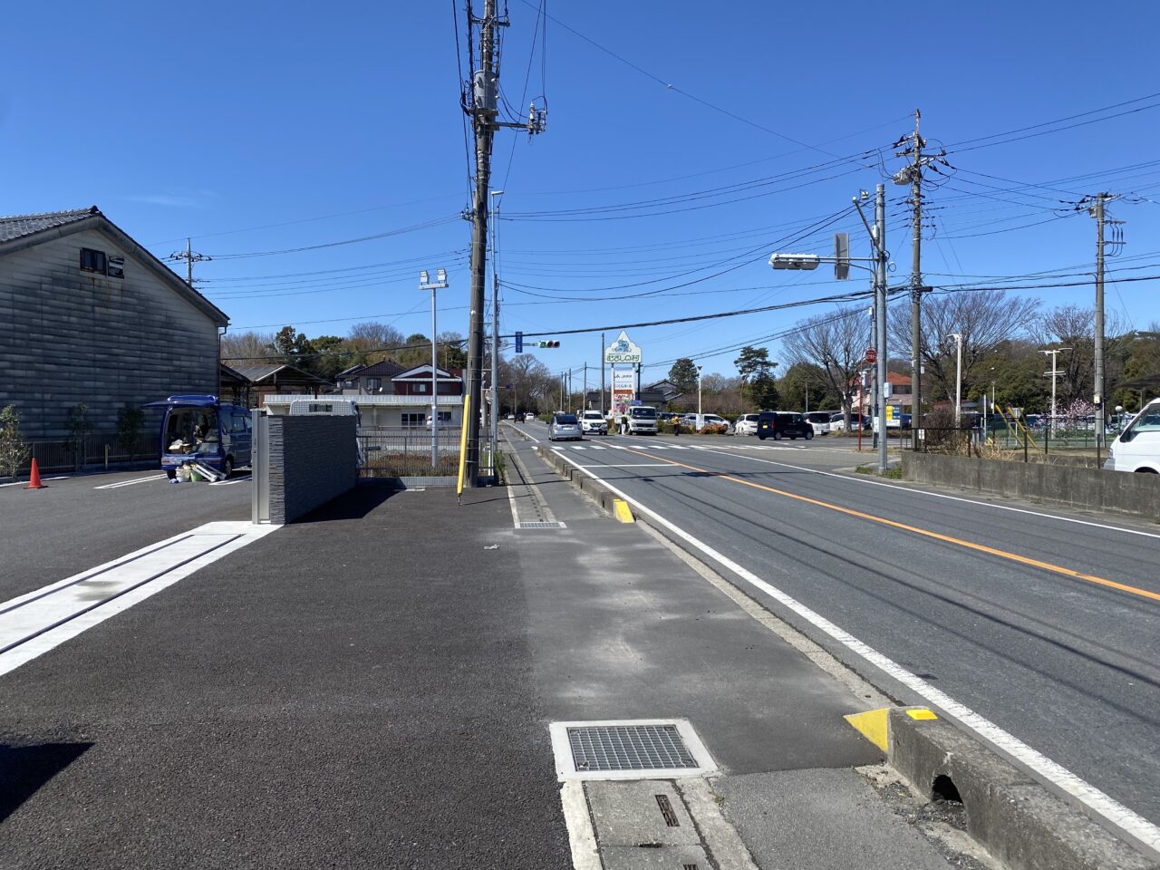 むさしの村と県道128号（旧国道125号）
