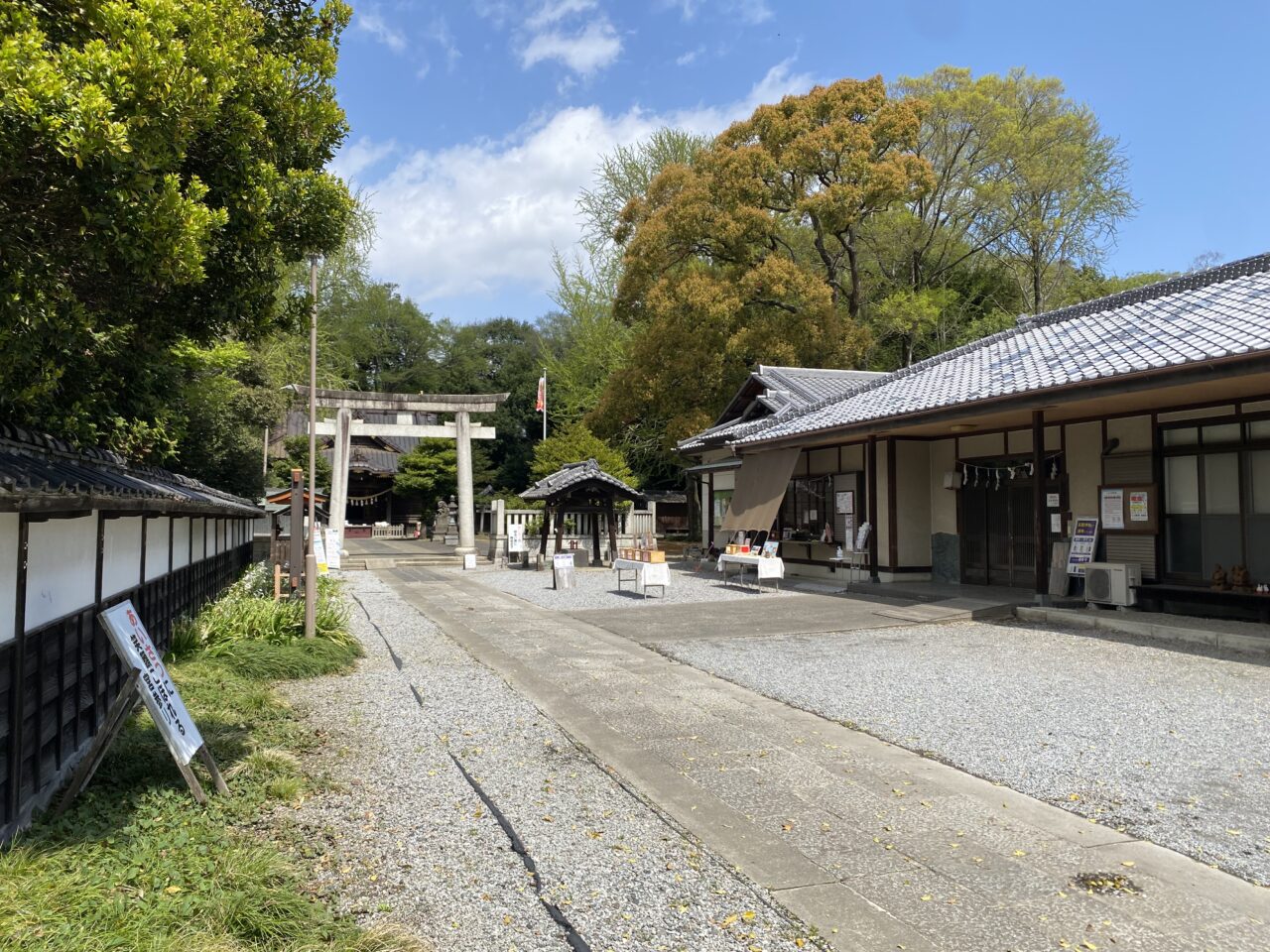 玉敷神社参道と社務所