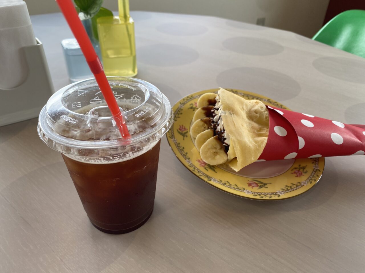 アイスアメリカーノとクレープ
