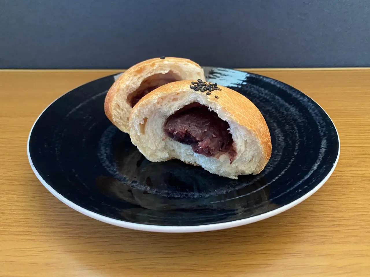 つぶあんパンの中