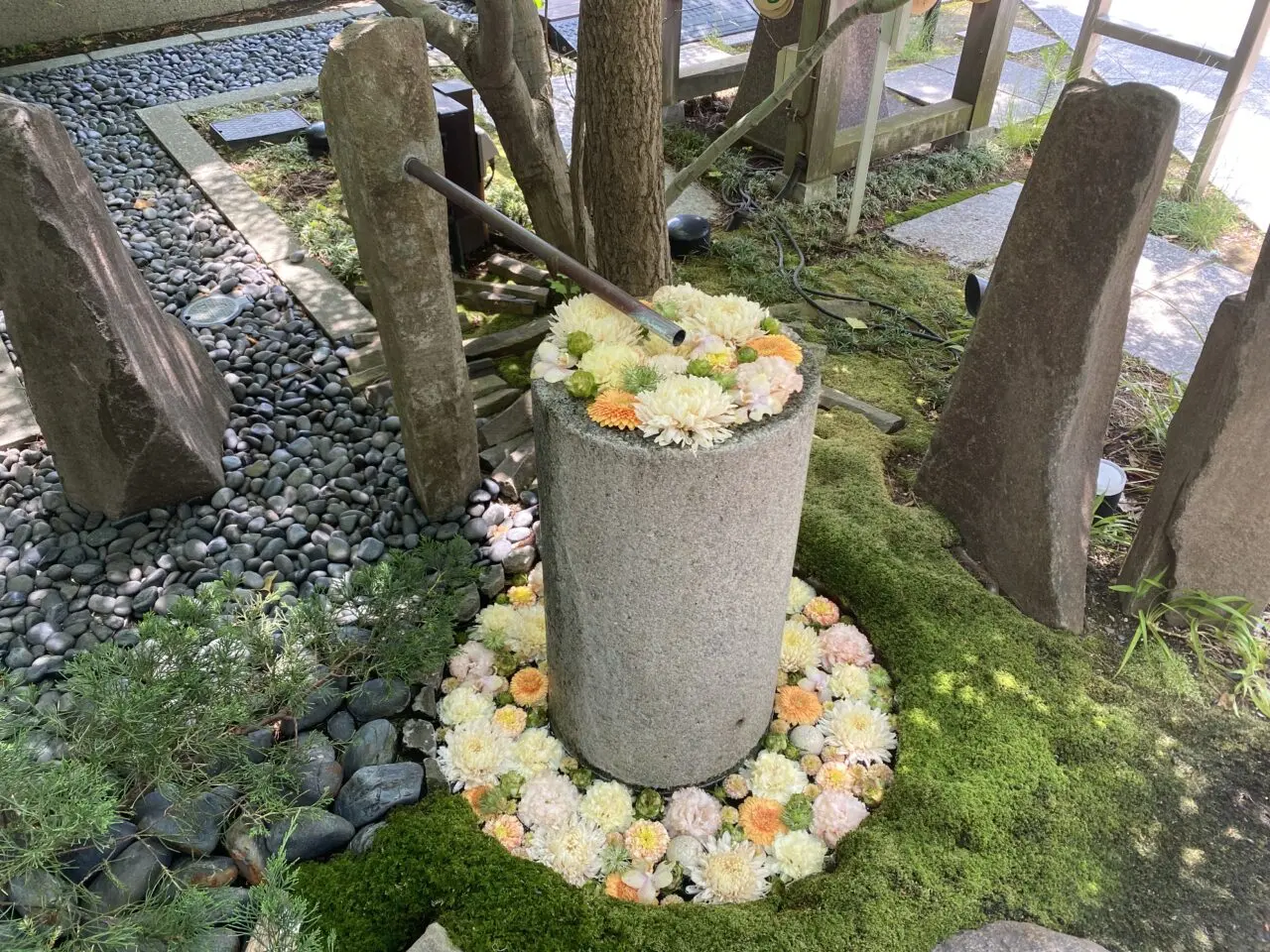 行田八幡神社水琴窟前の花手水