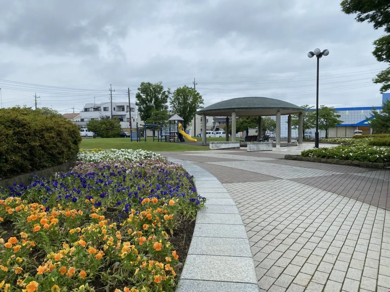 羽生平和公園の花壇と東屋
