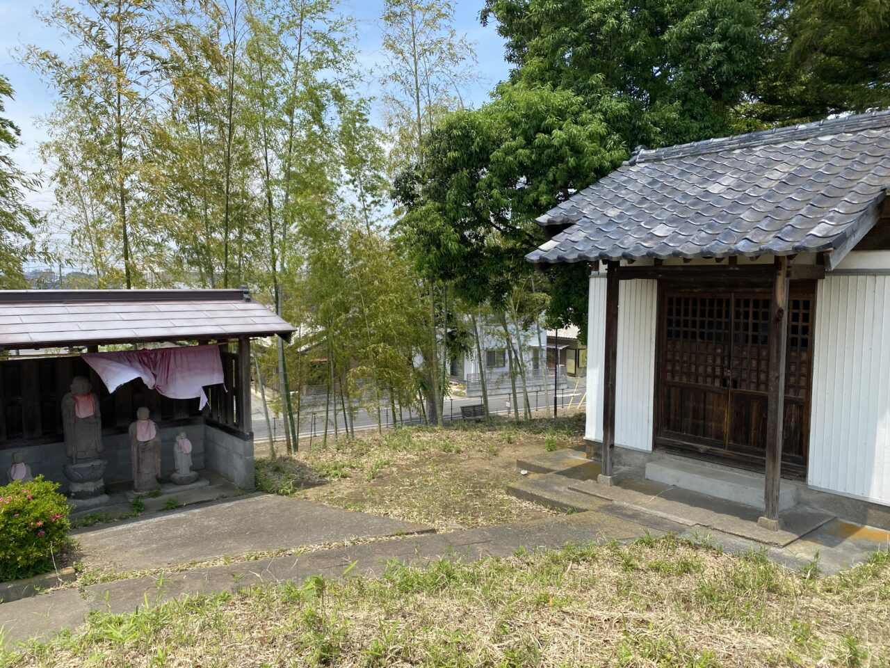 地蔵塚古墳の墳頂にある地蔵堂