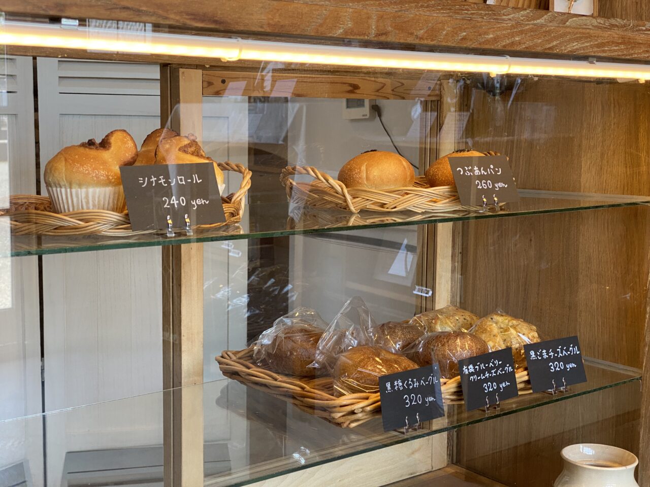 ショーケースに並べられたパン