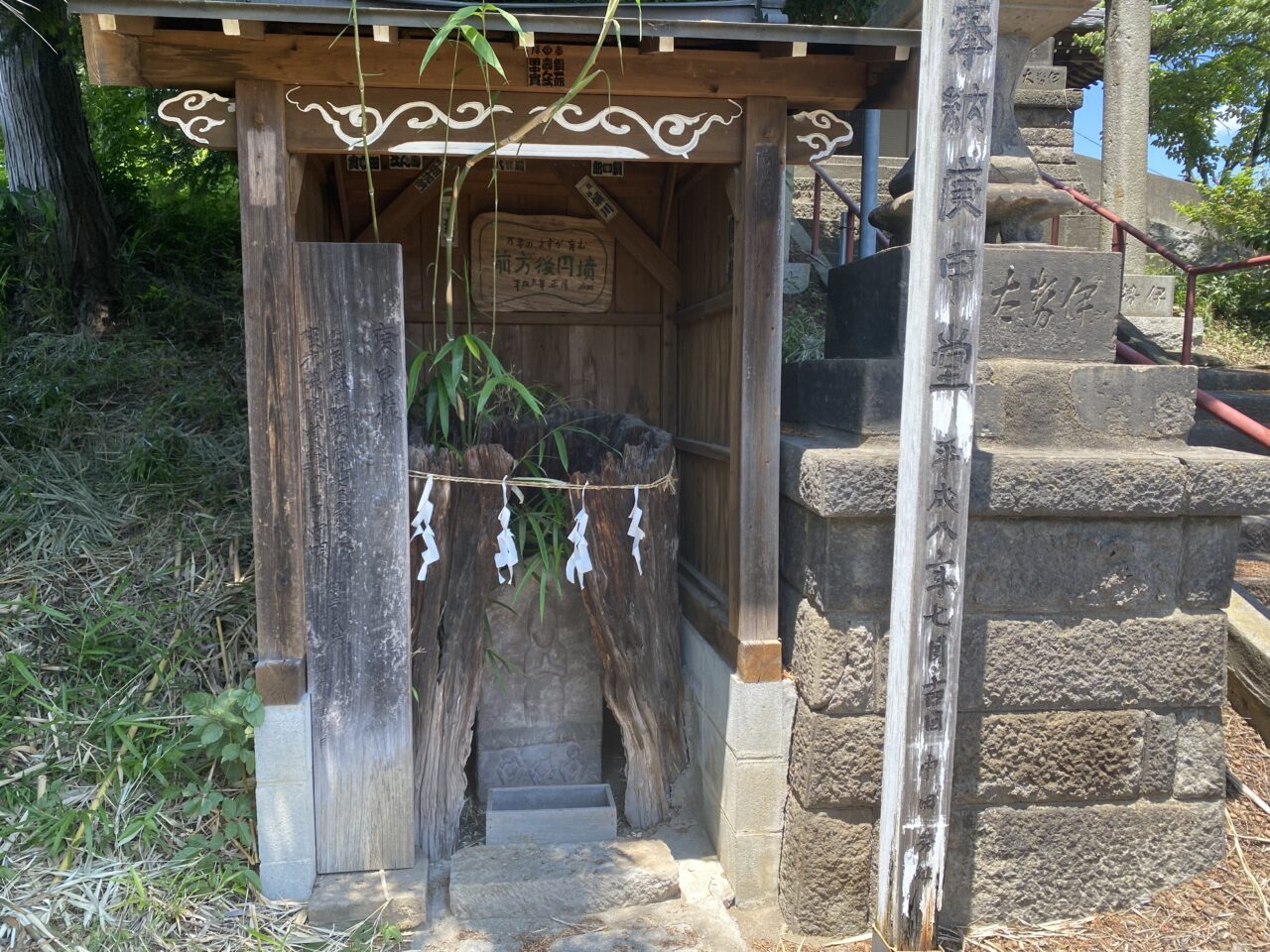 前方後円墳であることを示す庚申堂