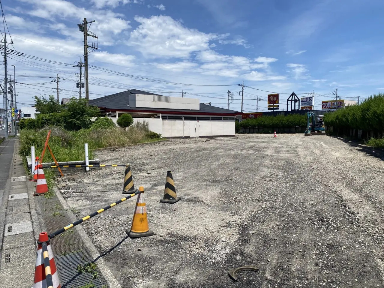 舗装を剥がして作り変えている駐車場