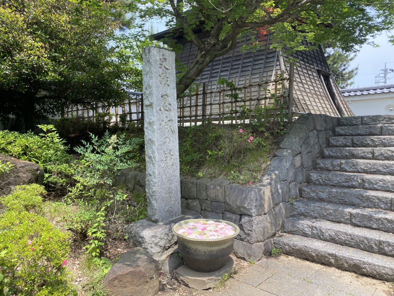 忍城の鐘の前の花手水