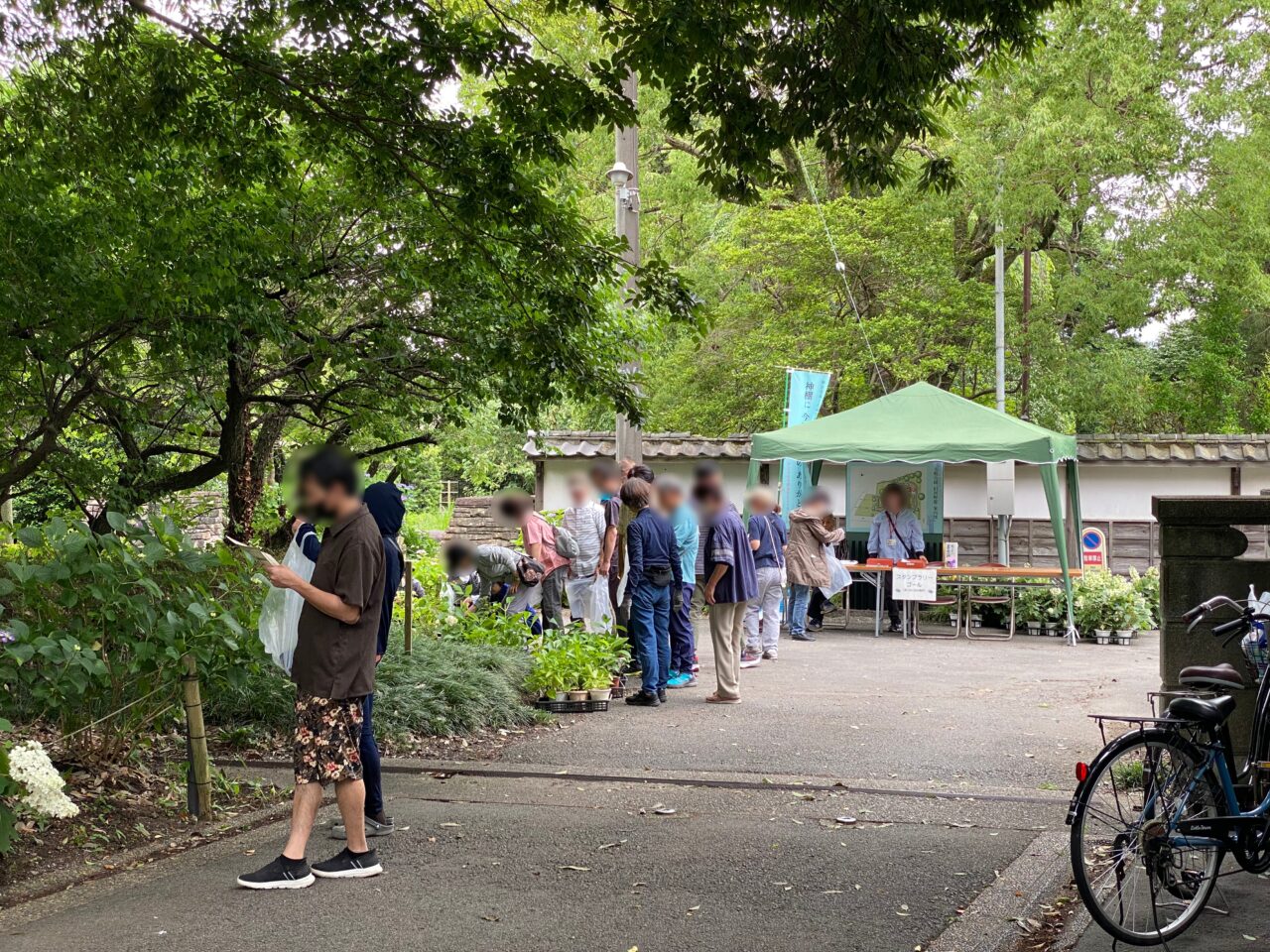 スタンプラリーゴールで苗を貰っている参加者たち