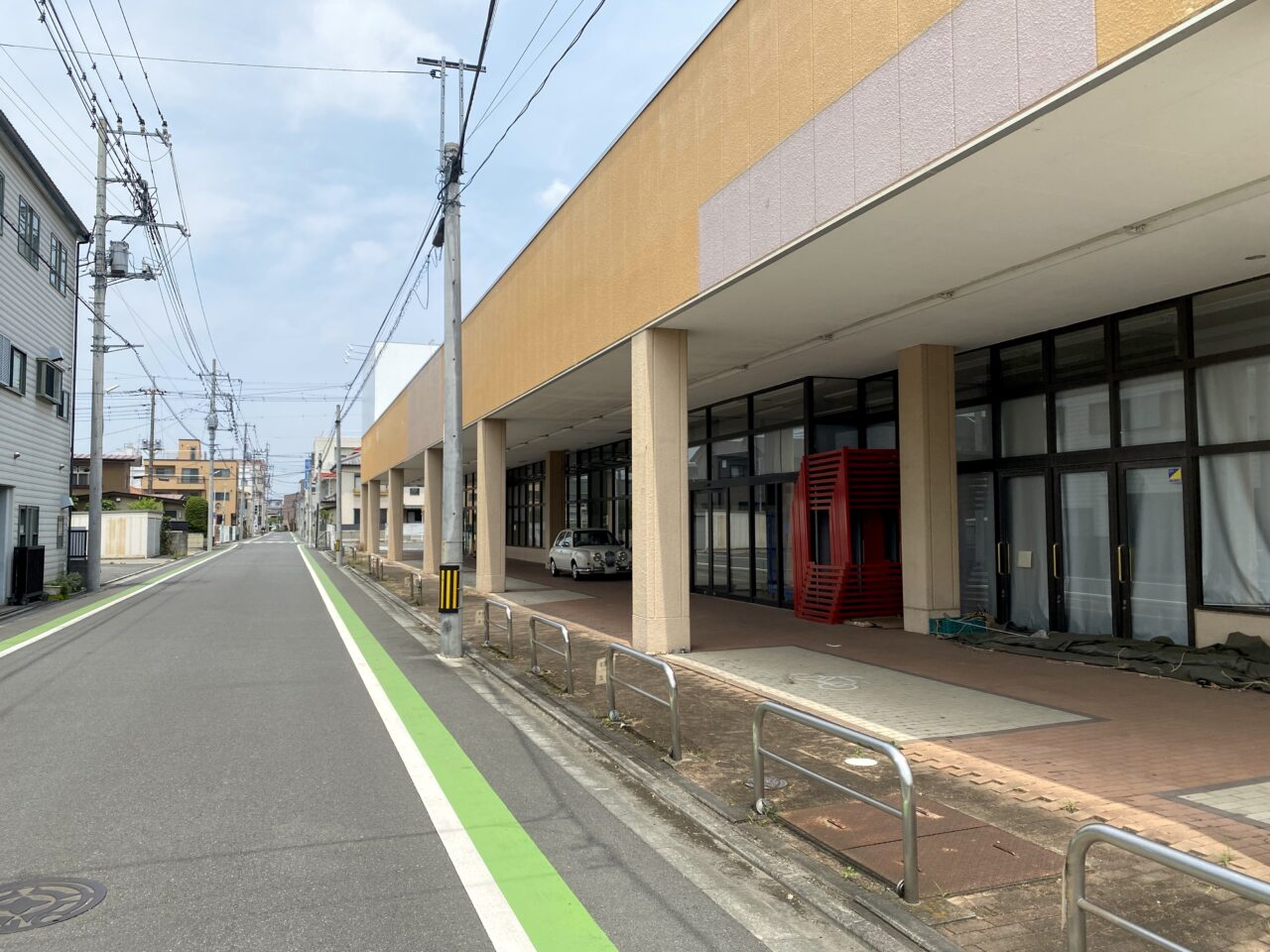 やスマートの前の通り