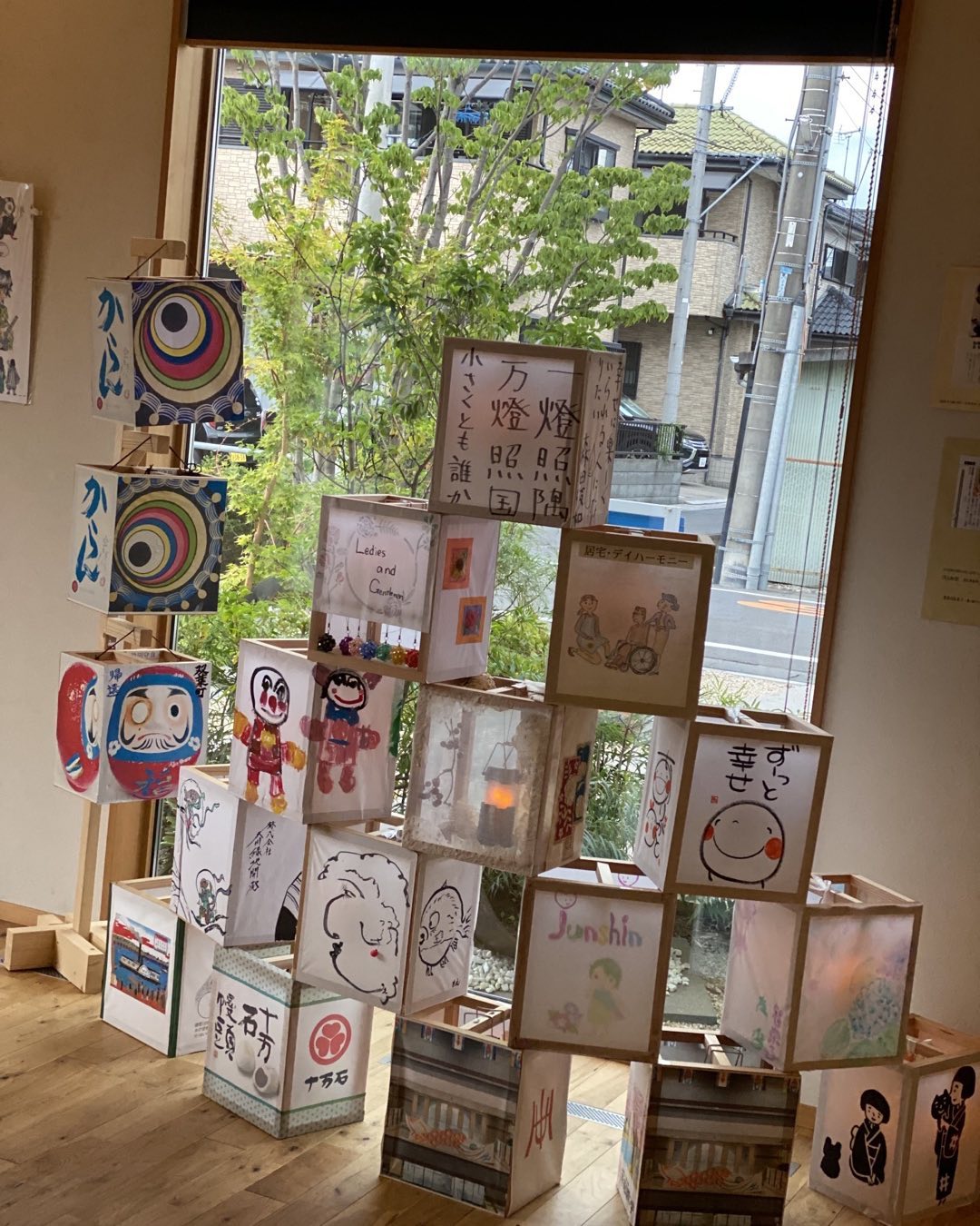 店内に飾られた行灯