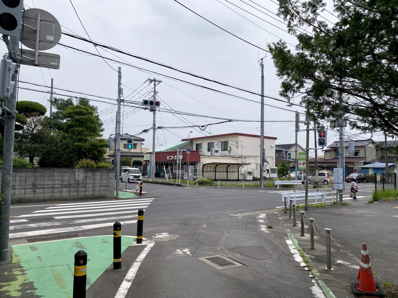 交差点の角にあるミニコープ東栄町店