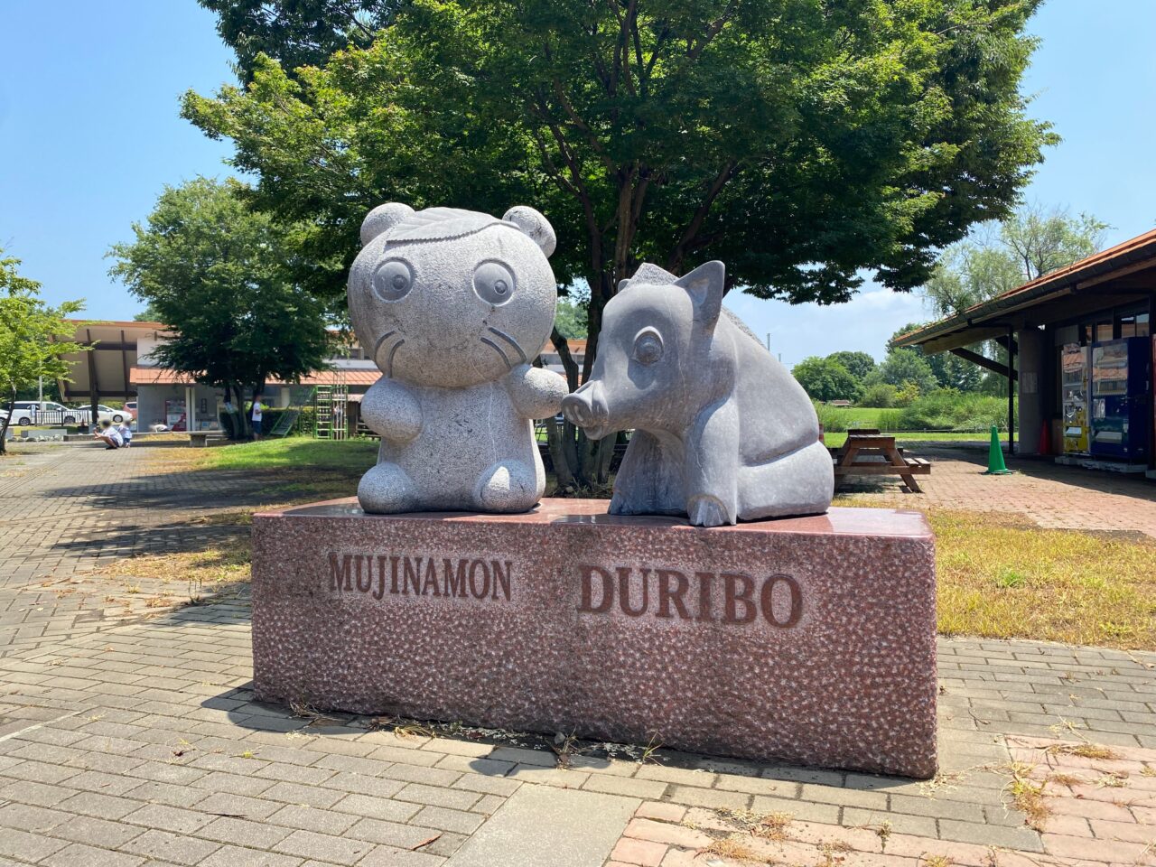 キヤッセ羽生にあるムジナモんの像