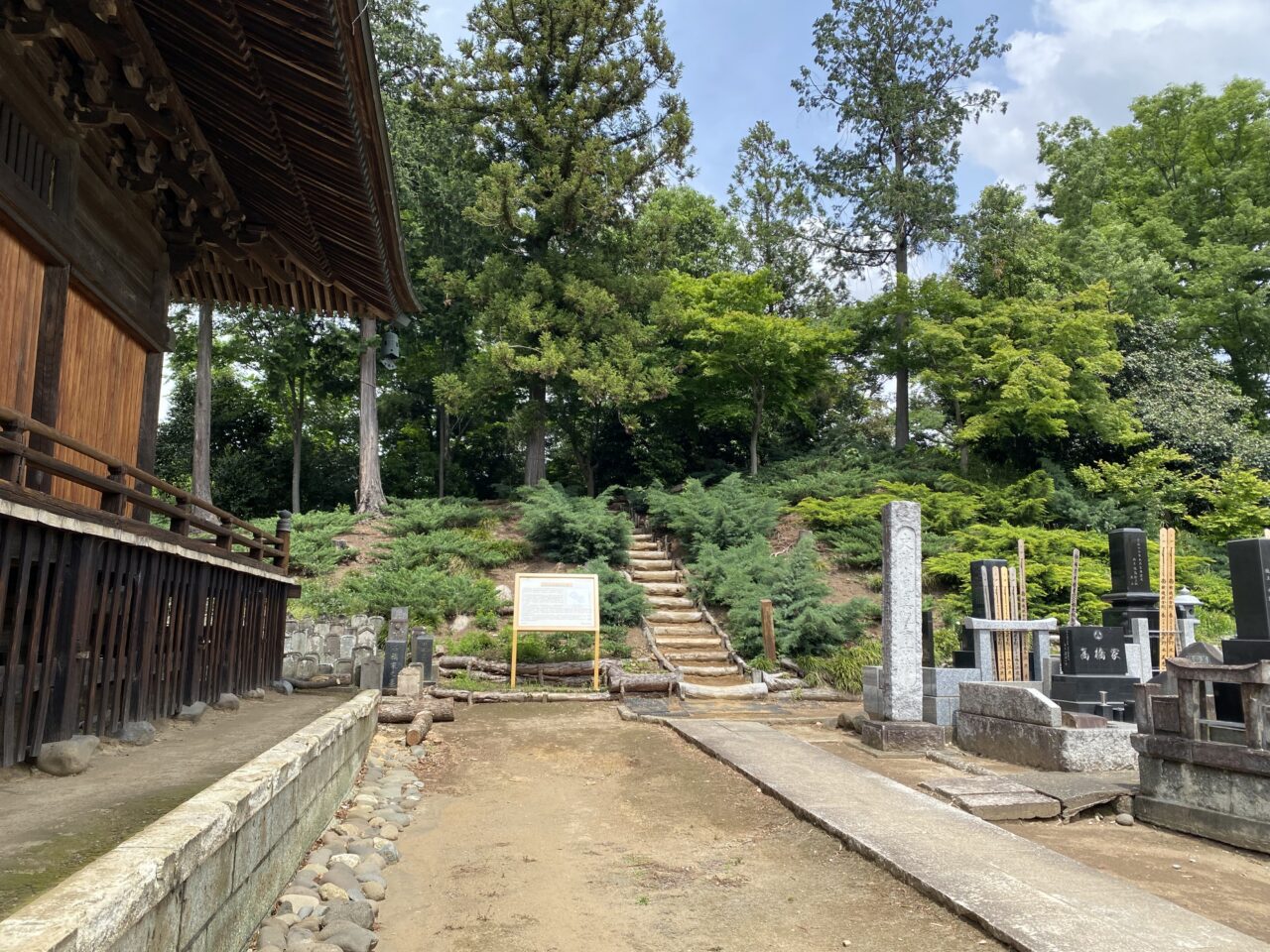 真観寺の本堂裏にある小見真観寺古墳