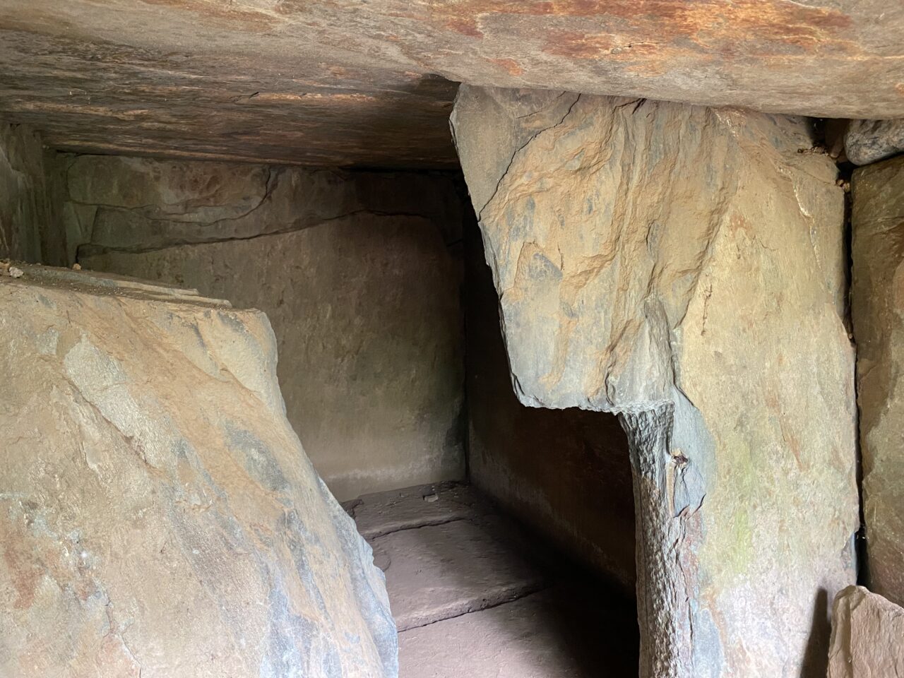 小見真観寺古墳の石室内部