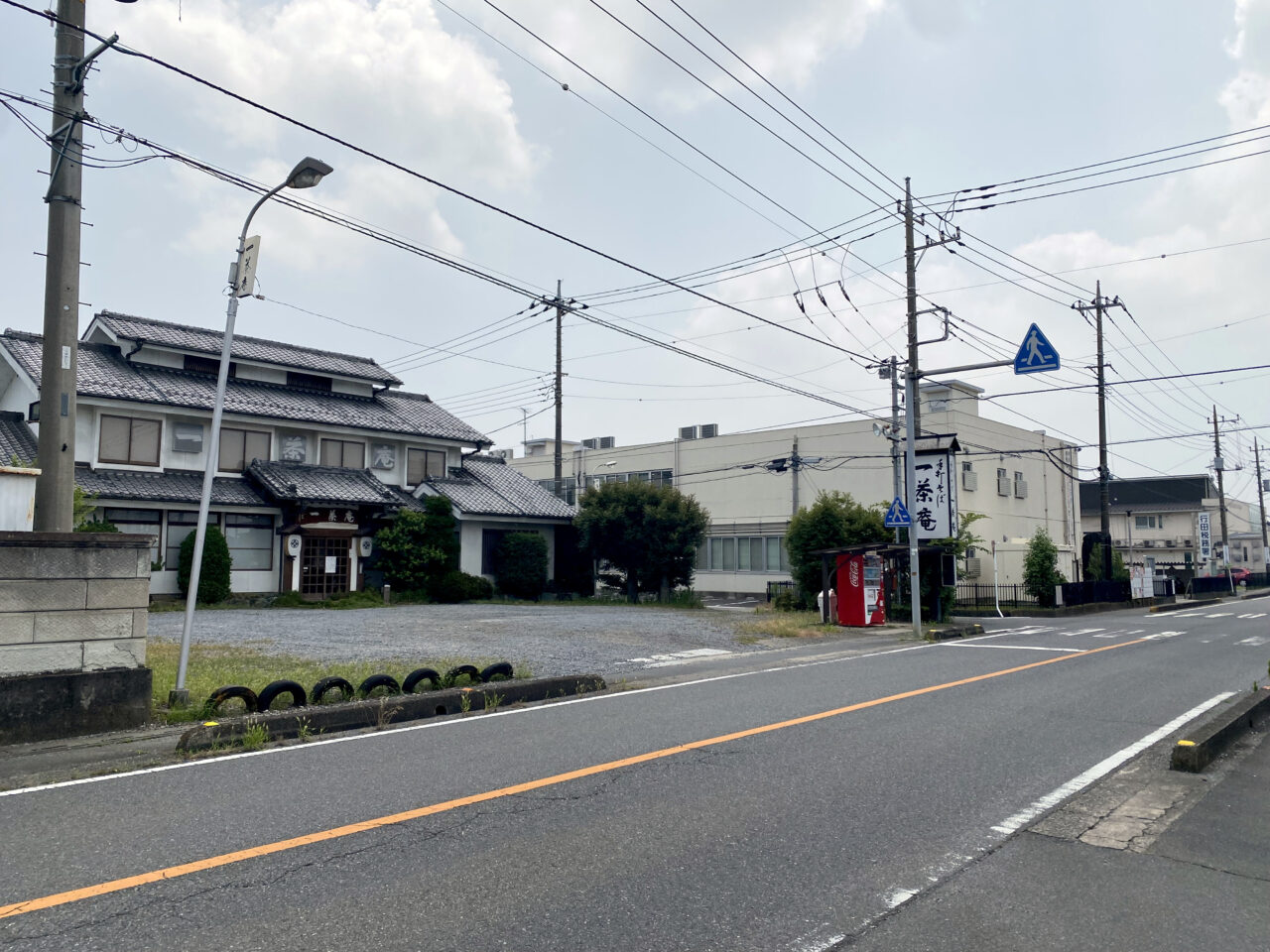 一茶庵前の県道