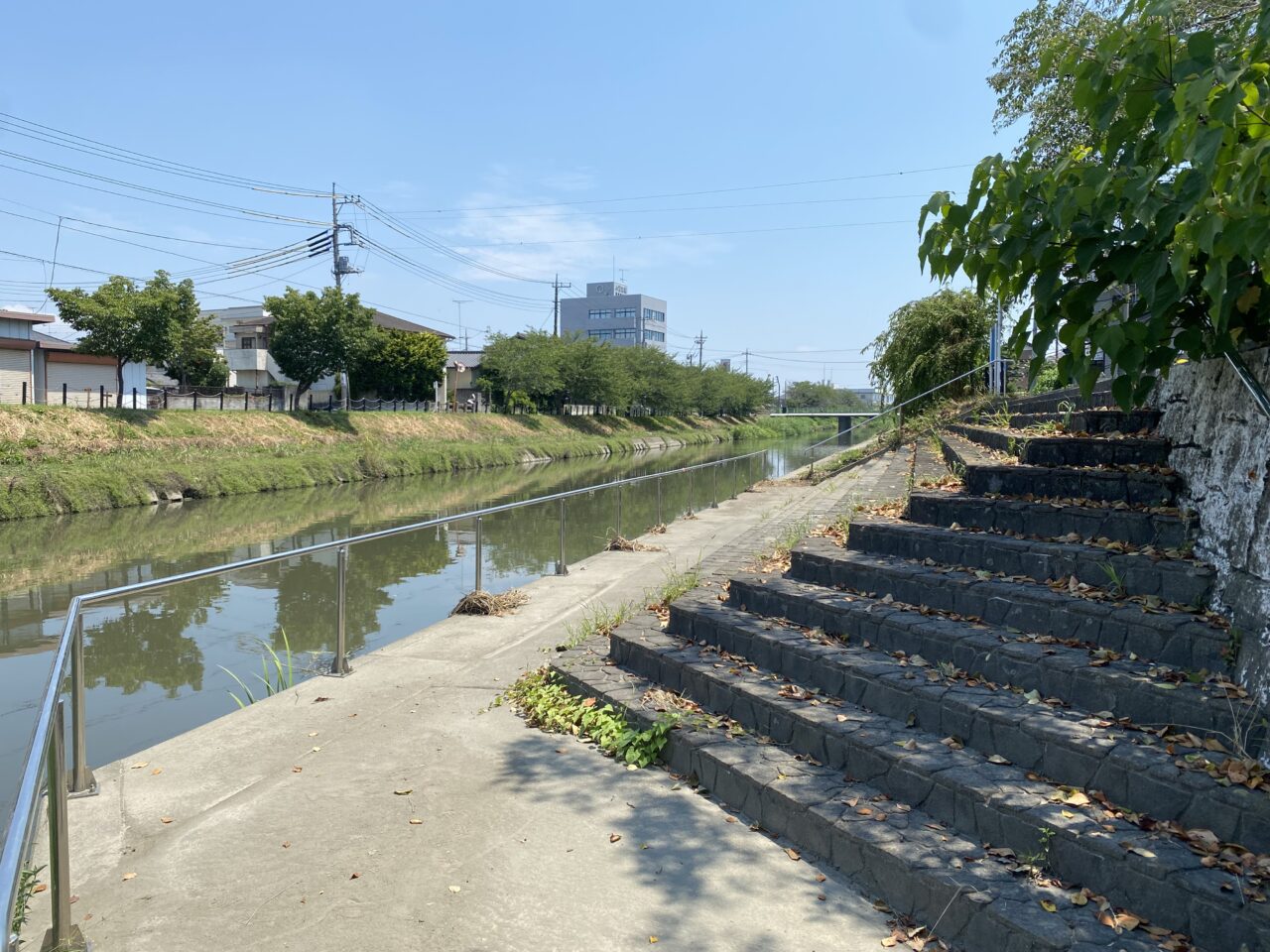 忍川に設けられた親水テラス