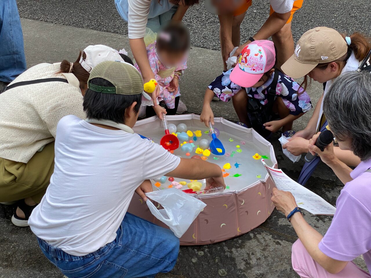 アヒルすくいを楽しむ子どもたち