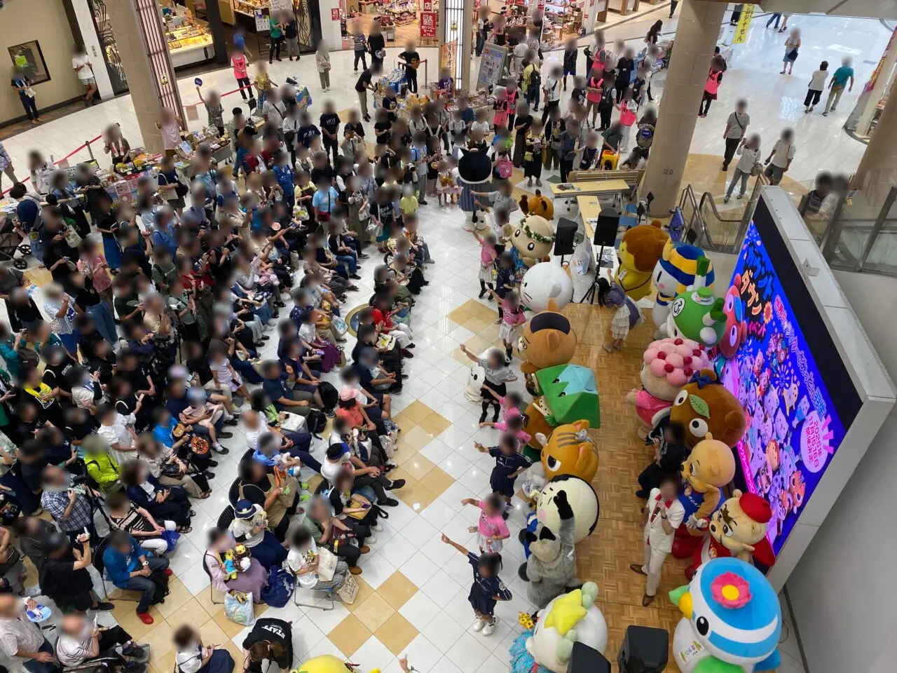 世界キャラクターさみっとin羽生カウントダウンイベントステージの様子