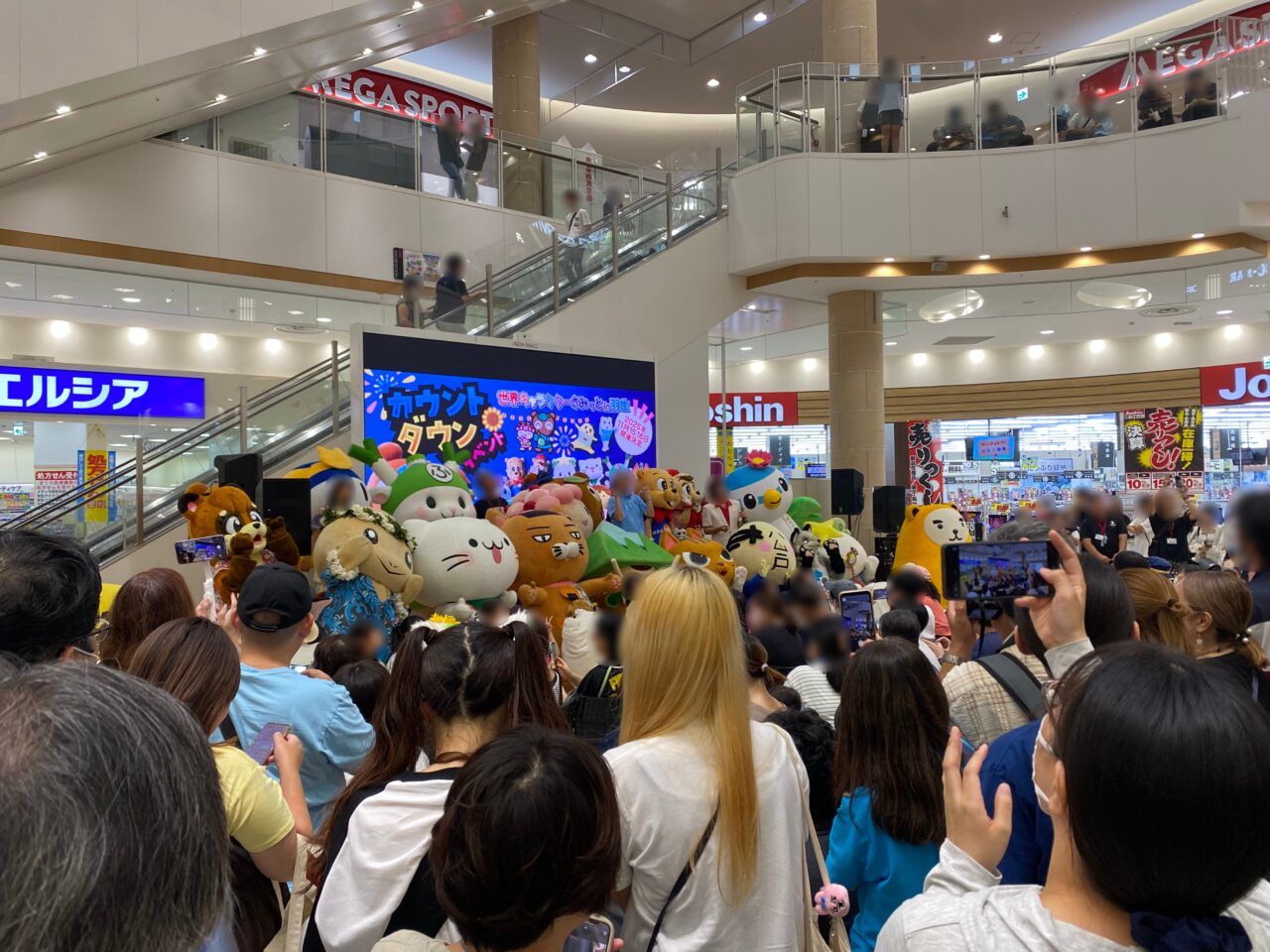 世界キャラクターさみっとin羽生カウントダウンイベント会場の様子