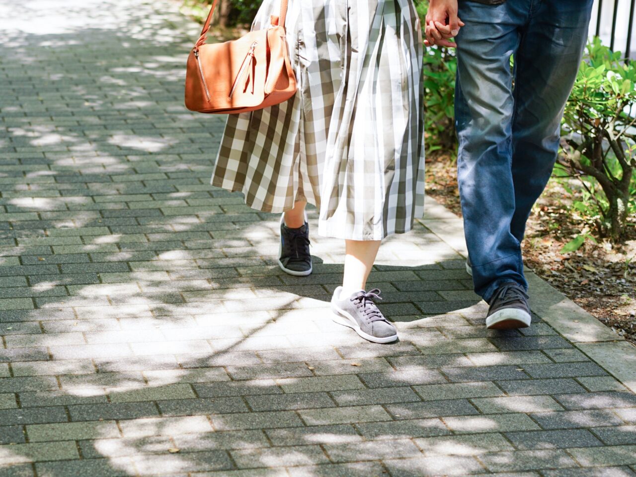 街歩きをする2人