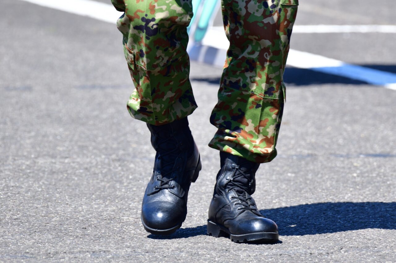 自衛隊員の足元