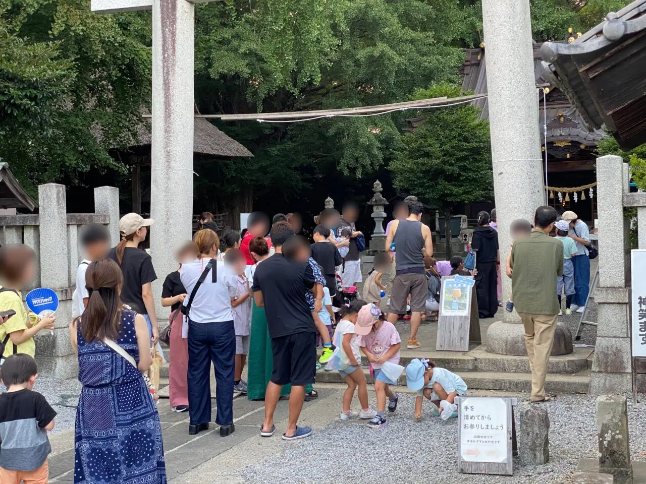玉敷神社夕涼みへ続々と集まってくる来場者たち