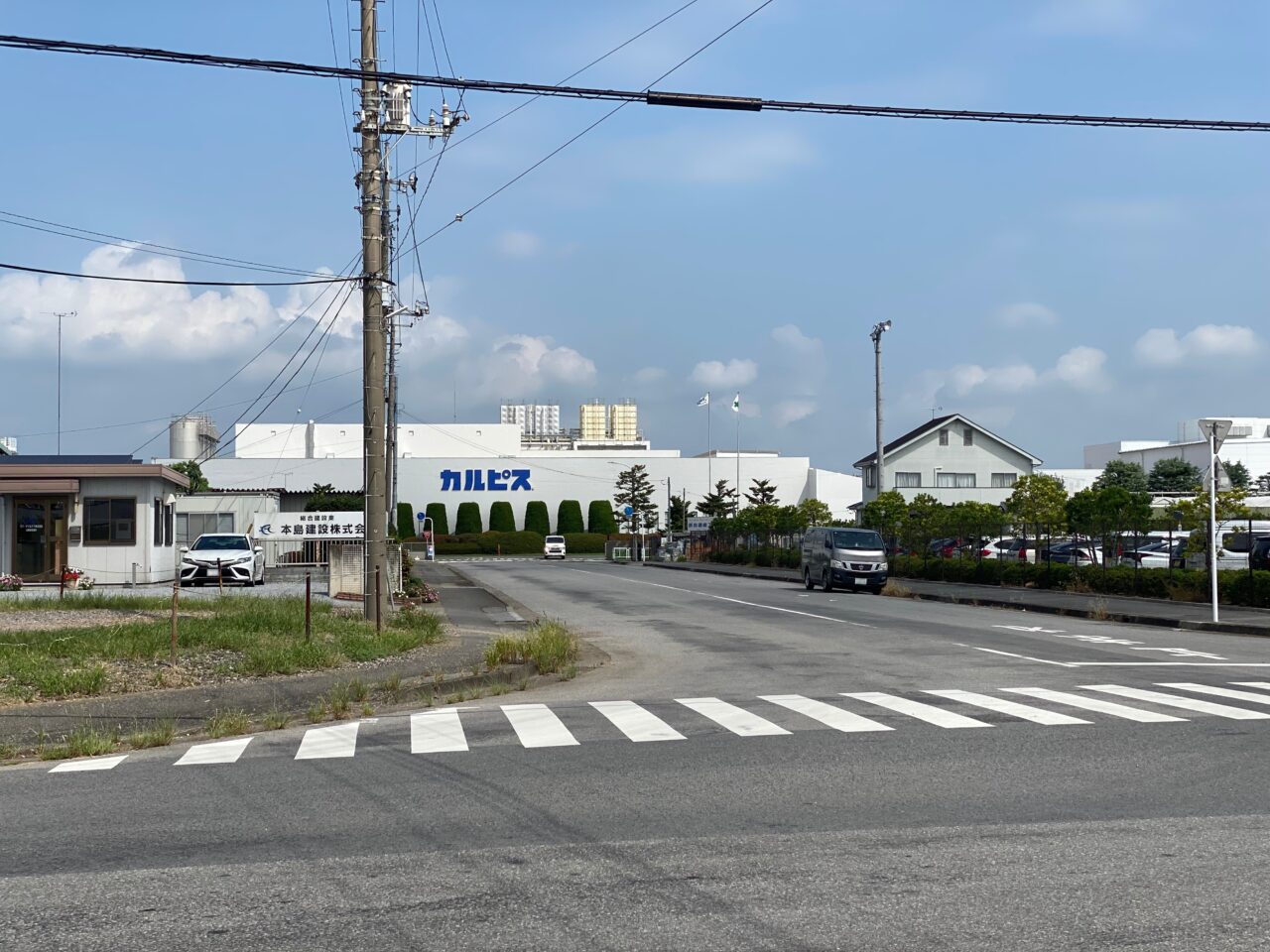アサヒ飲料群馬工場入口の道路