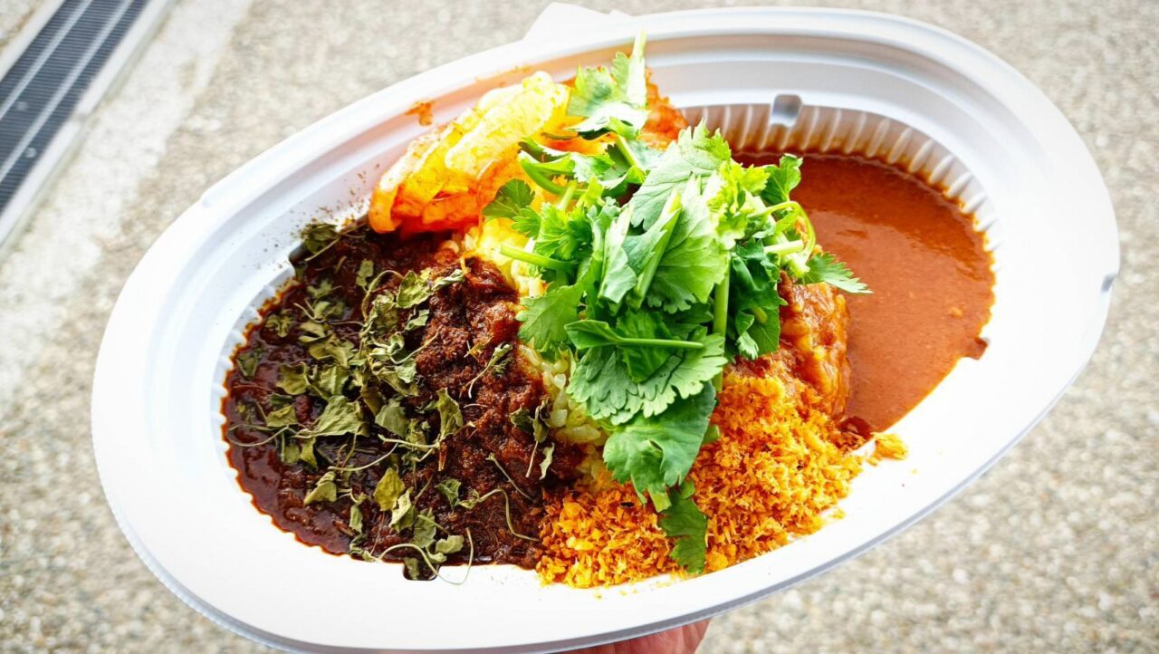 「カリガリマキオカリー」と地元ブランド米「北川辺コシヒカリ」のコラボカレー