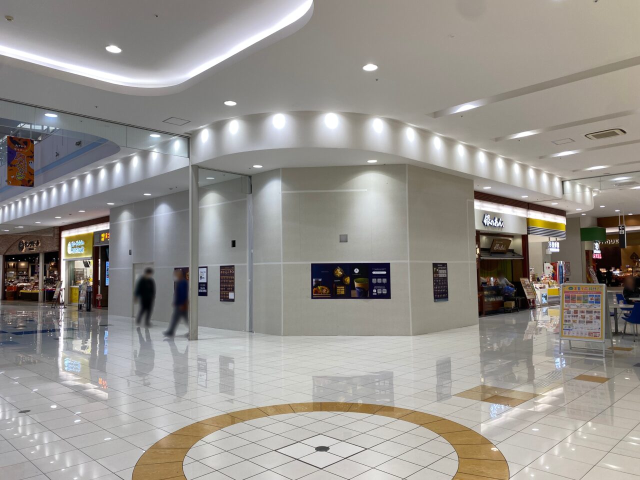 「Dipper Dan(ディッパーダン)」の出店場所は、以前「JACK IN THE DONUTS(ジャックインザドーナツ)」が営業していた区画で、「銀のあん」や「果汁工房果琳」の並び