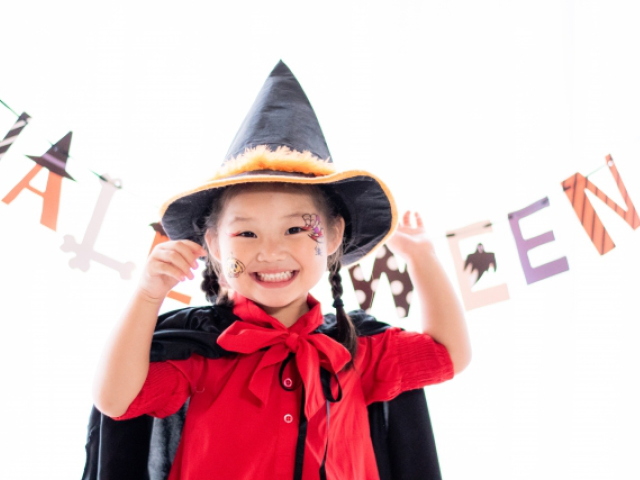 ハロウィンの仮装をする女の子