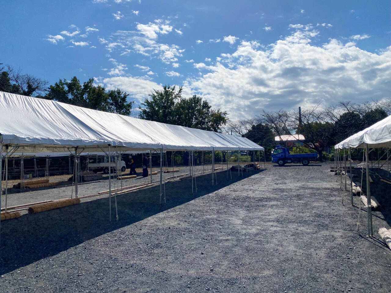 会場の設営作業中の三田ヶ谷農村センター駐車場