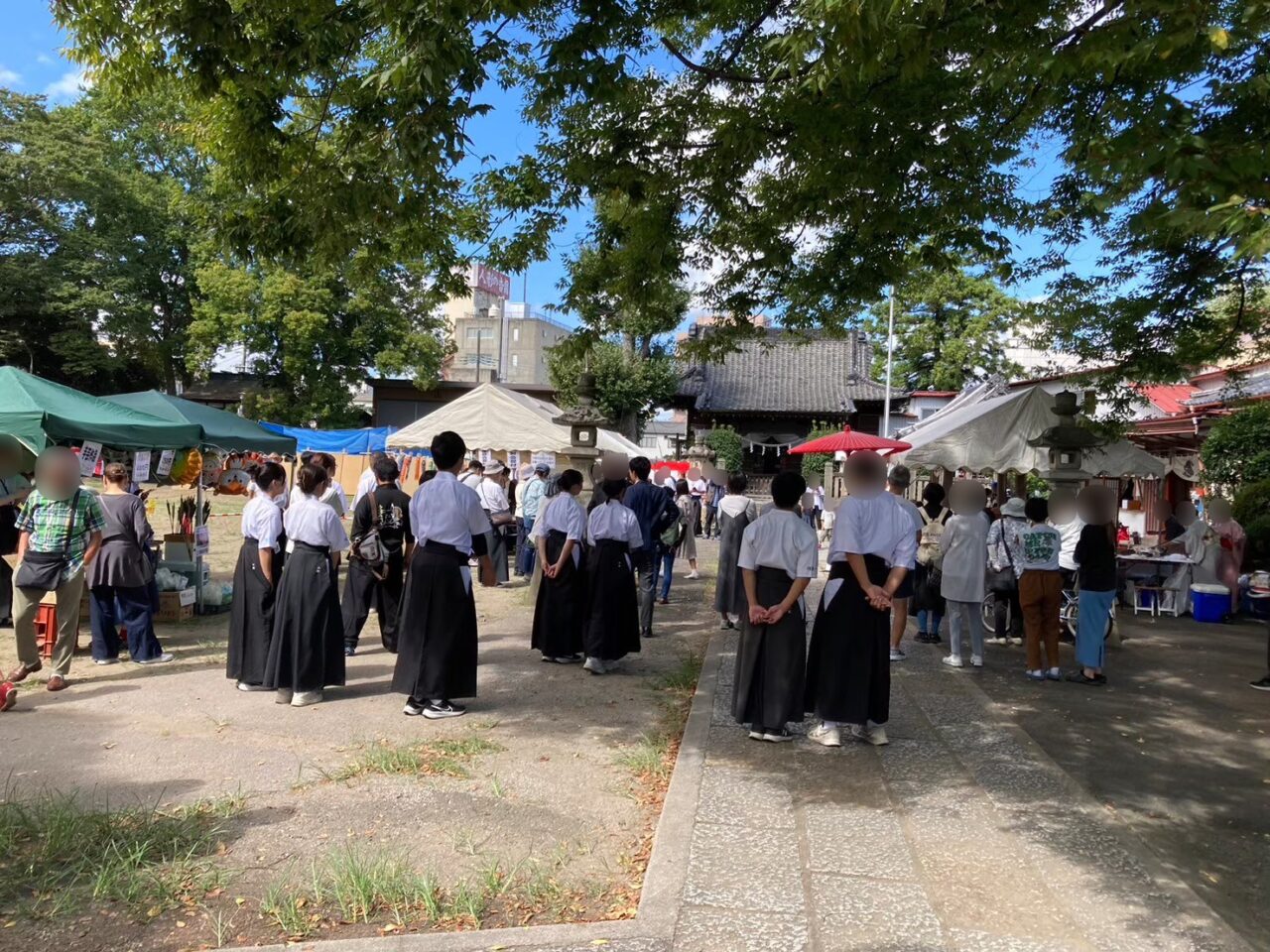 弓道大会で賑わう境内