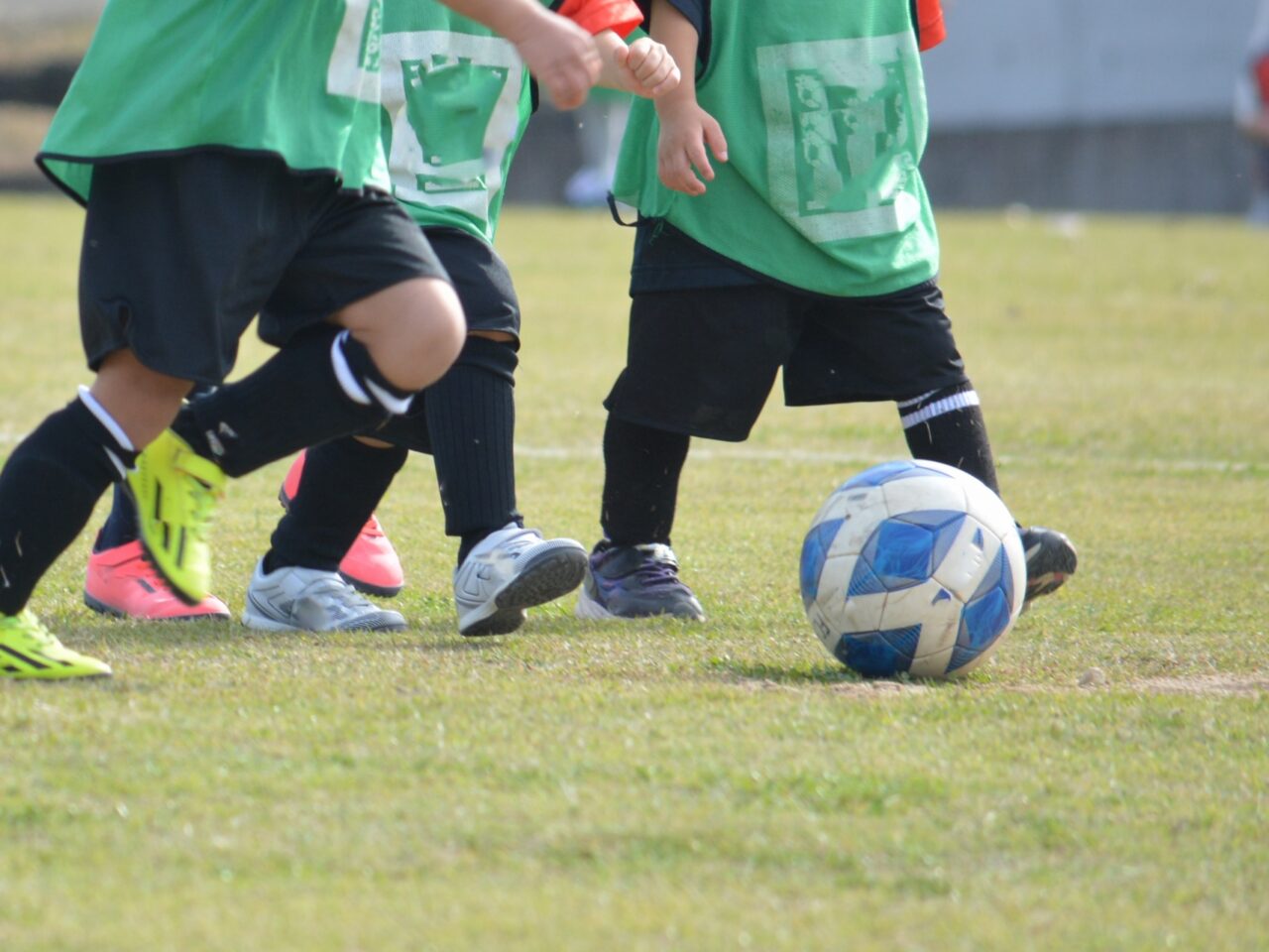 サッカーをプレイしている子どもたち
