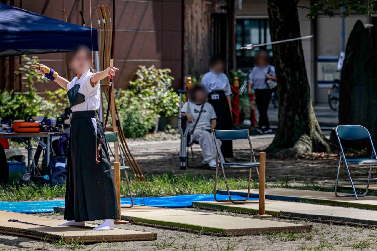 弓を射る選手