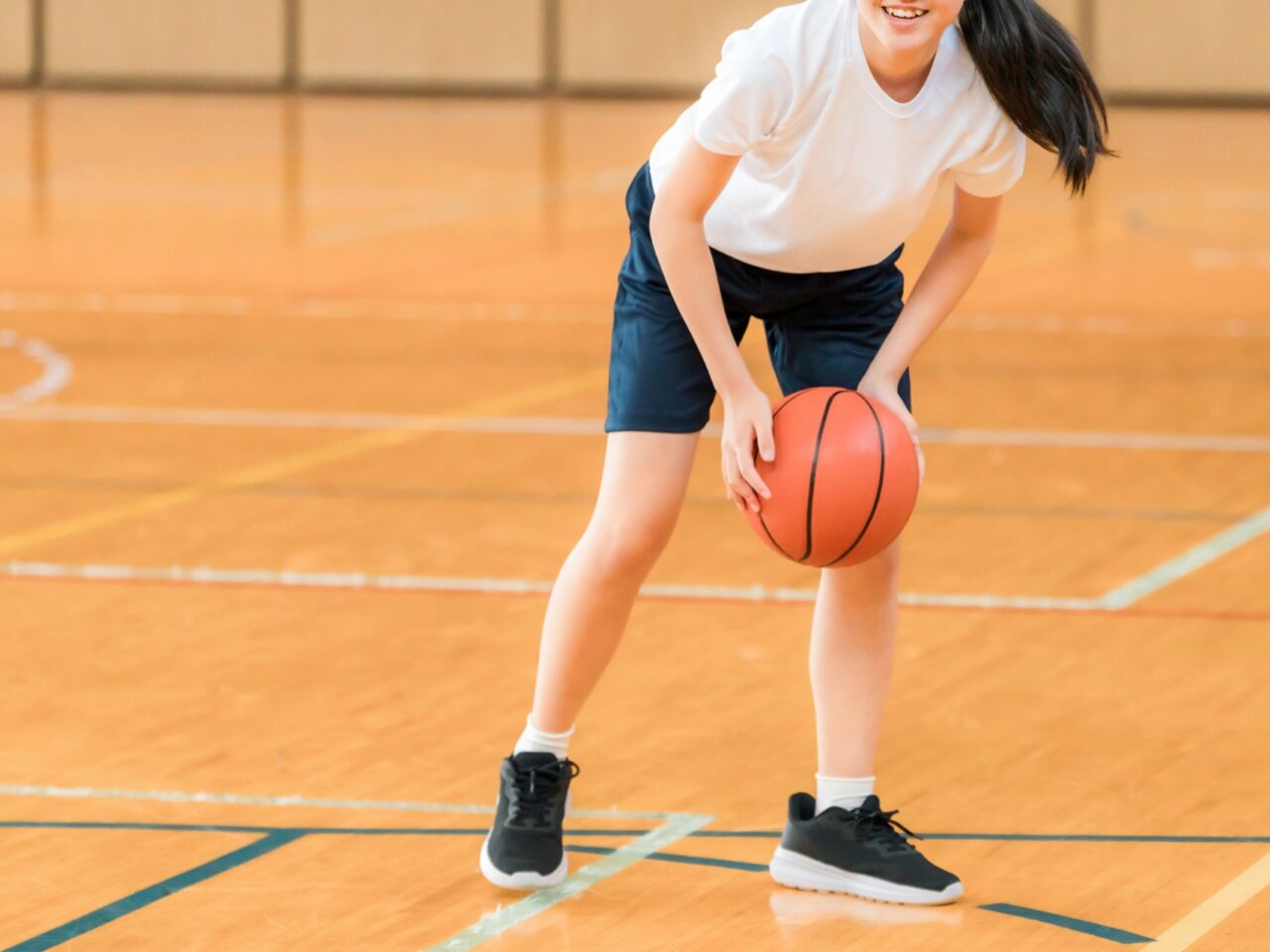 バスケを楽しむ少女