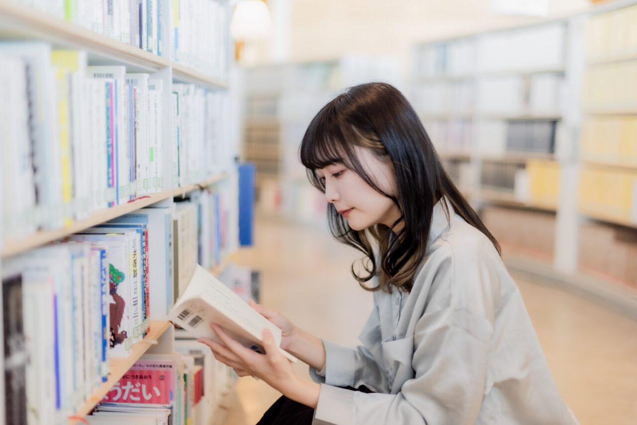 図書館で読書する女性