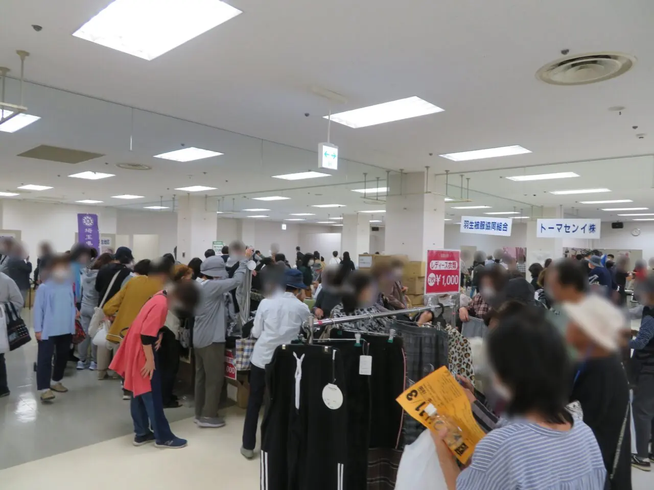 商工まつりの市民プラザ内会場の賑わい