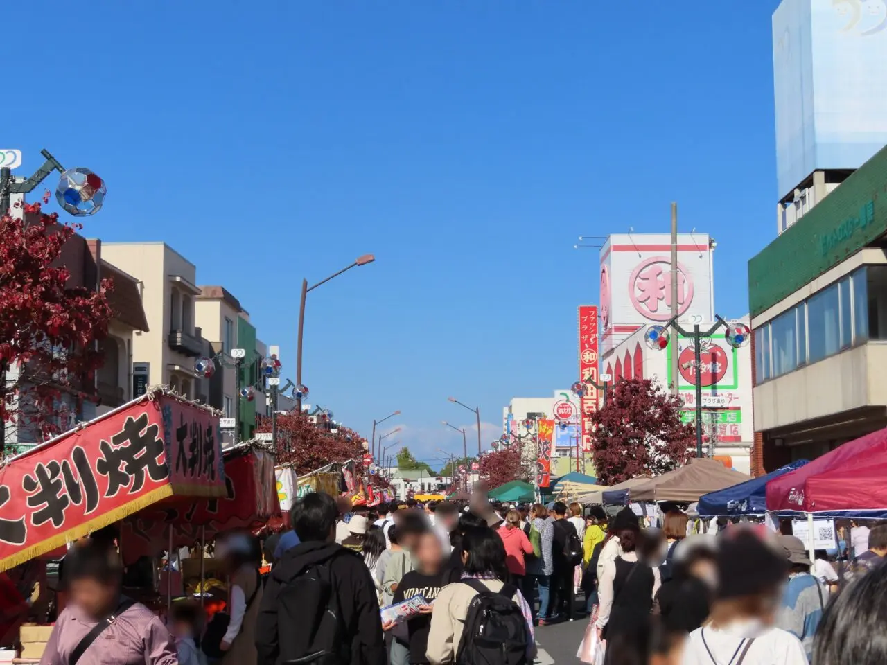商工まつりのプラザ通り会場の賑わい