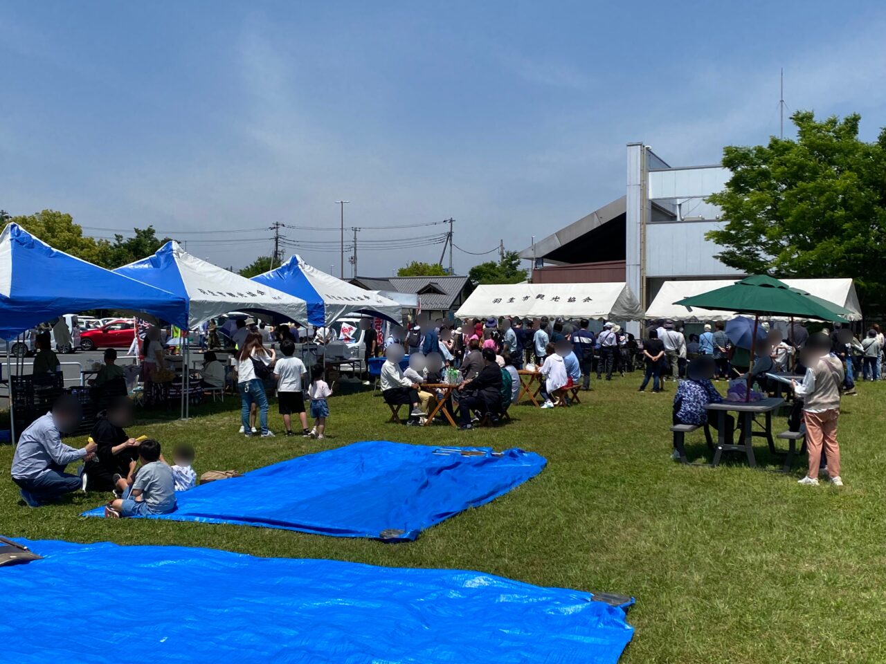 5月に開催した道の駅はにゅうのイベント風景（販売ブース等）