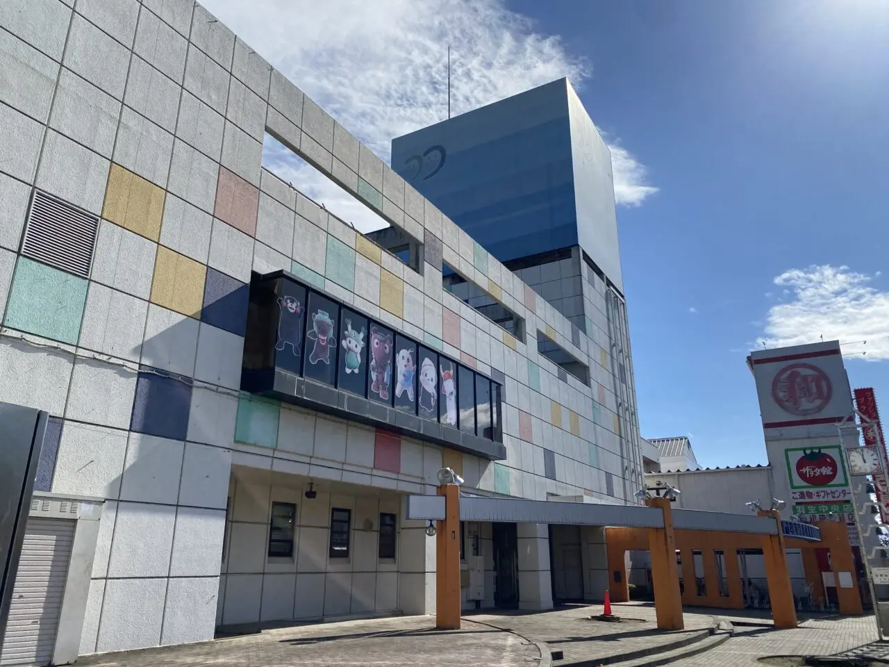 羽生市民プラザと屋外ステージ