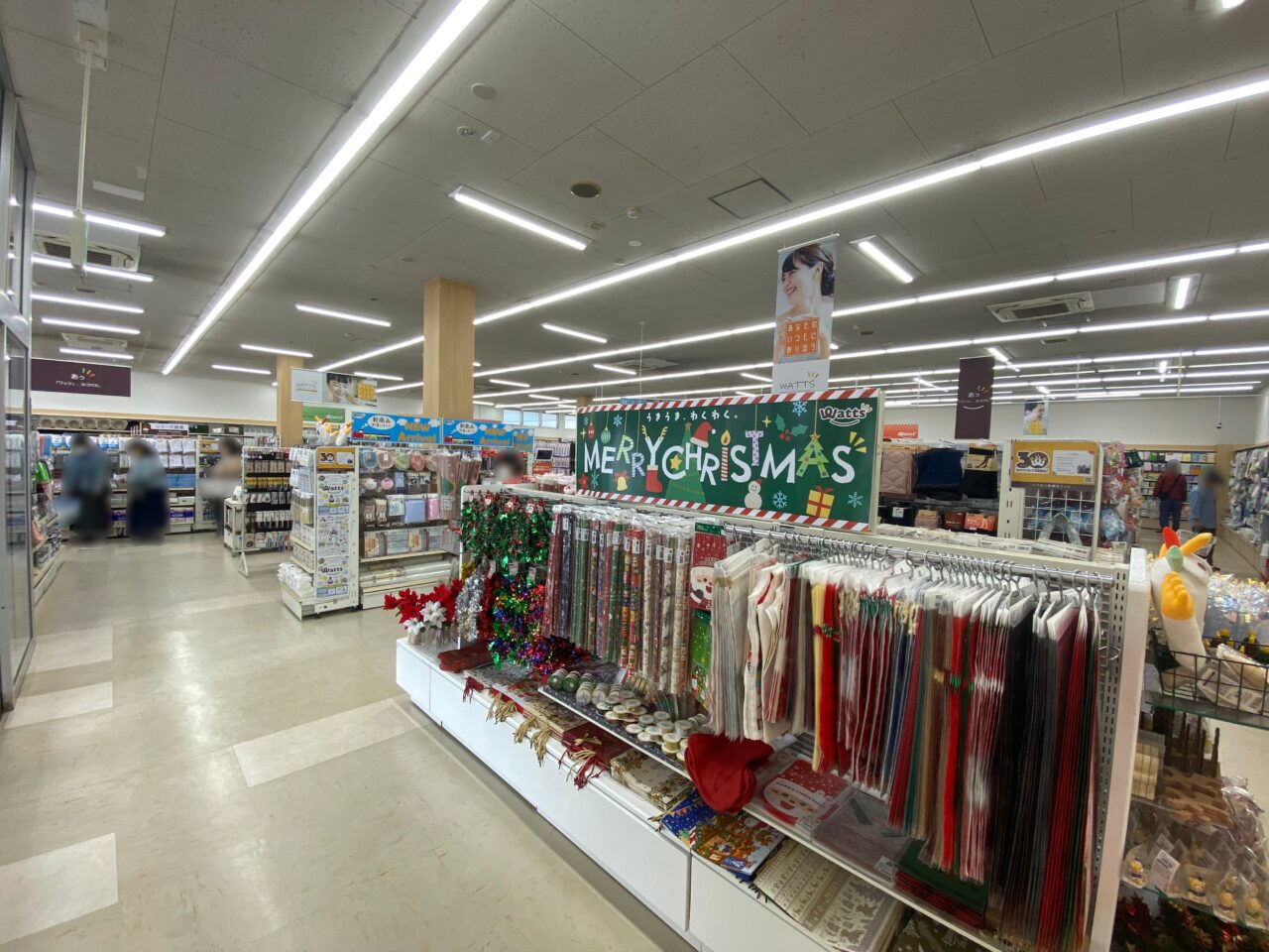 季節商品が並ぶワッツ店内