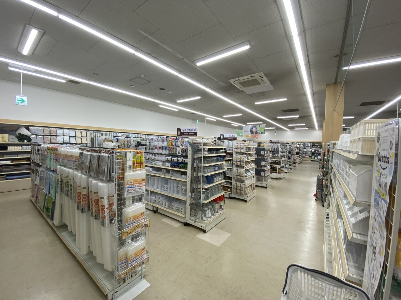 ワッツ花崎店の店内