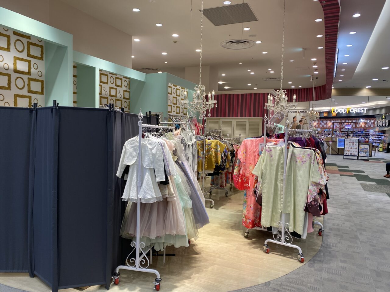 スタジオキャラットの衣装コーナー