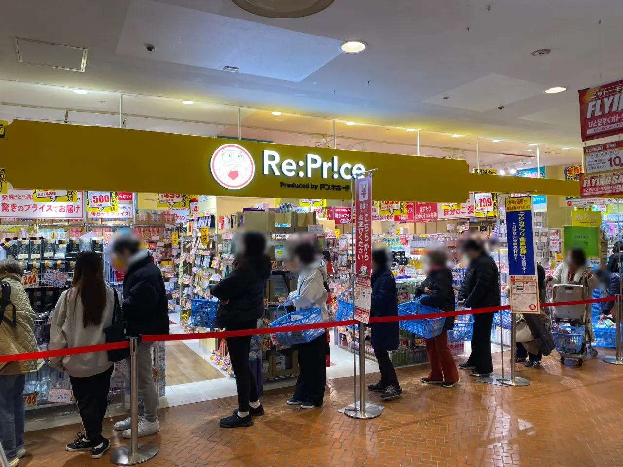 レジに大行列ができているRe:Priceの店内