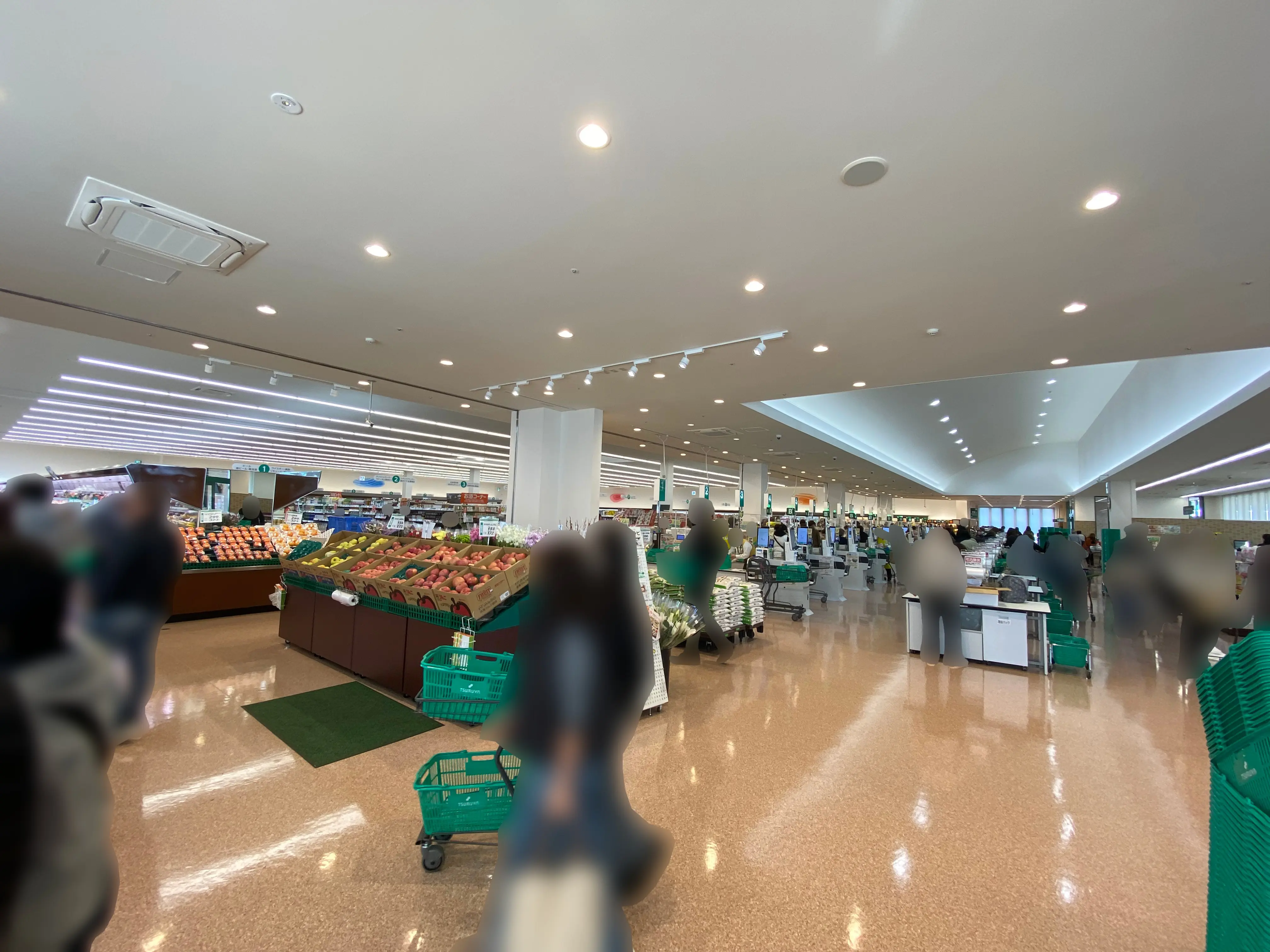 ツルヤ明和店の広い店内