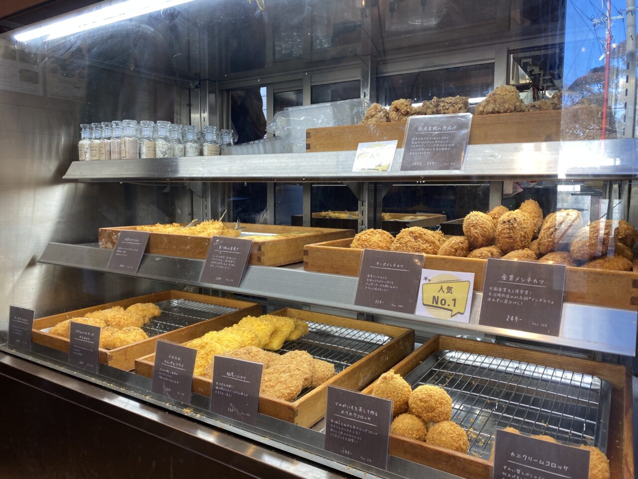 揚げ物が並ぶショーケース