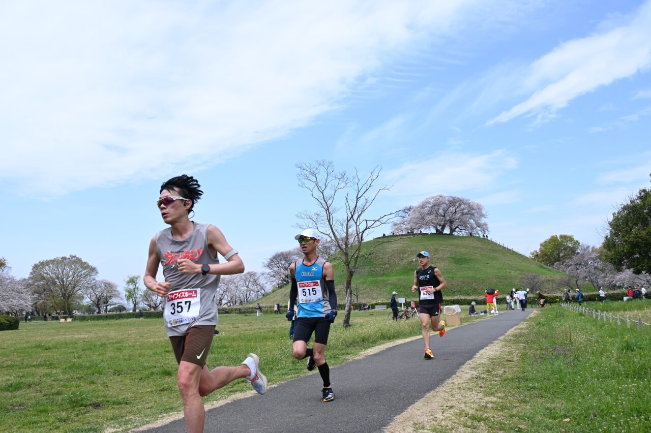 古墳群を走るランナーたち