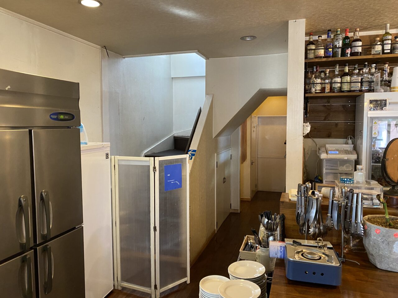 レストラン店内からの階段